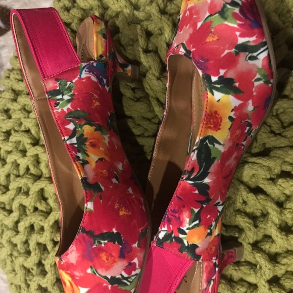Comfort View Bright Floral Fabric pumps - Picture 3 of 7
